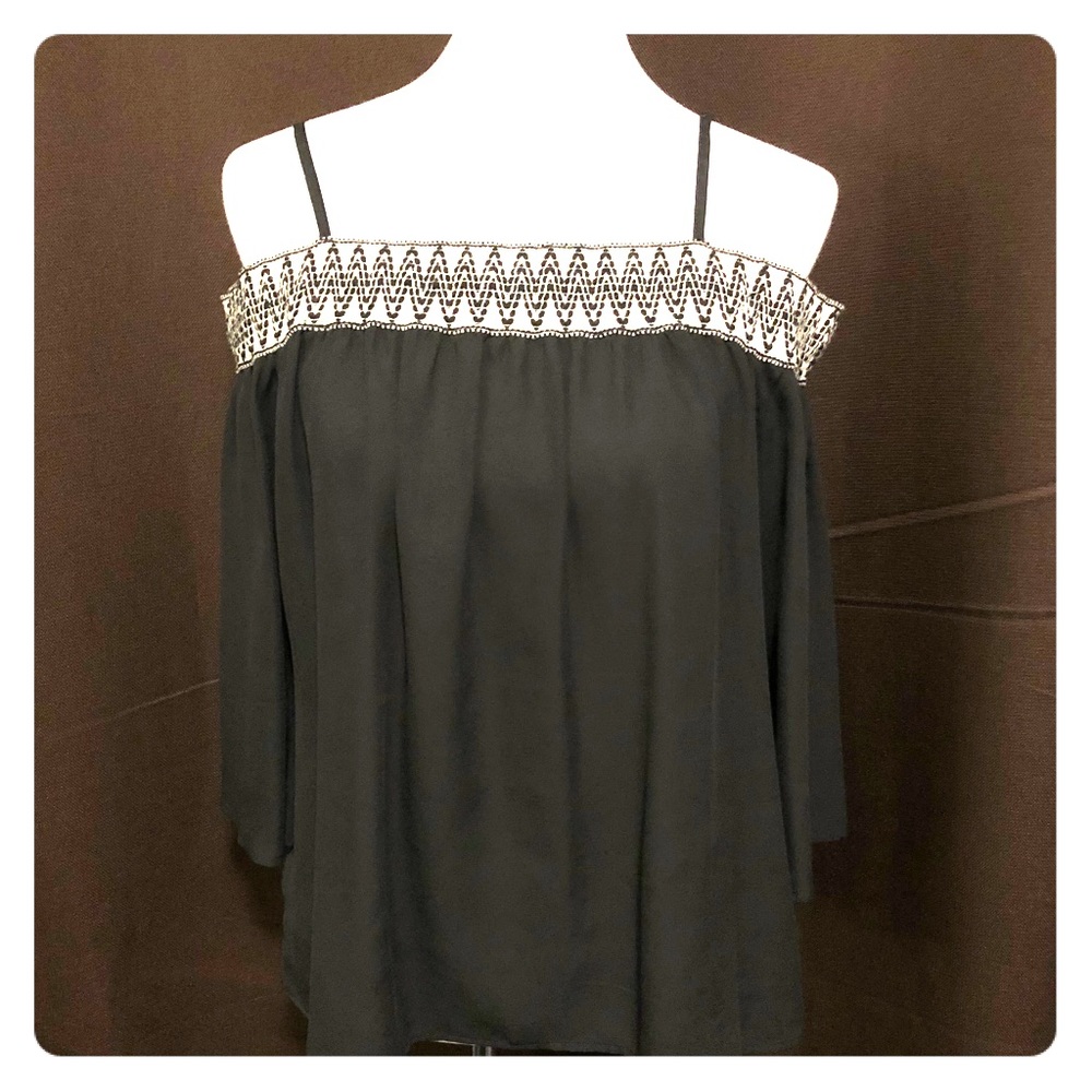 Off the shoulder black and off-white top NWOT